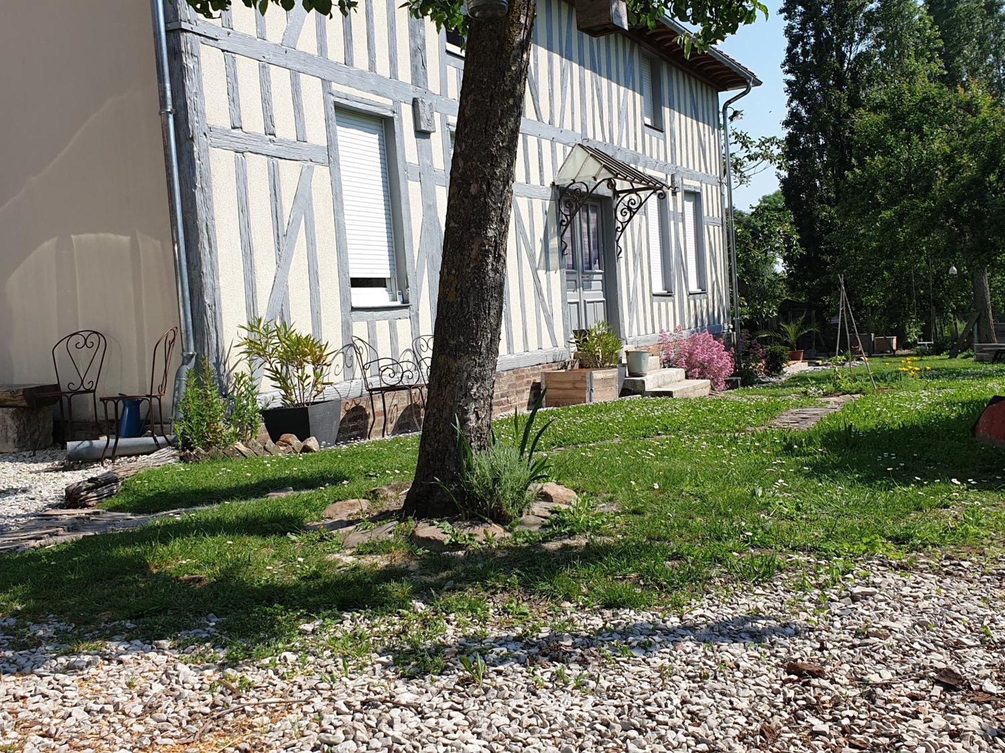 Sous Les Toits Bed & Breakfast Dosches Екстериор снимка