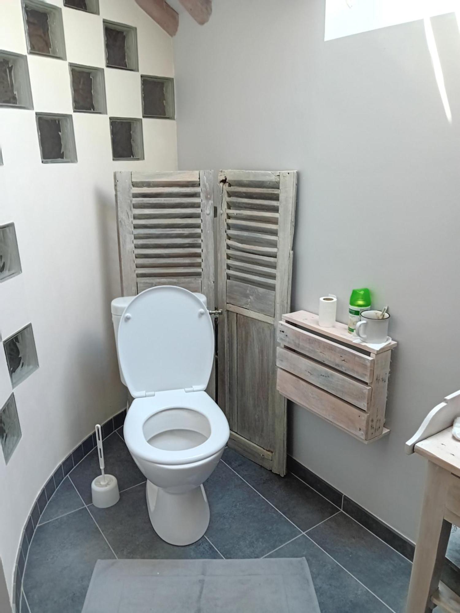 Sous Les Toits Bed & Breakfast Dosches Екстериор снимка