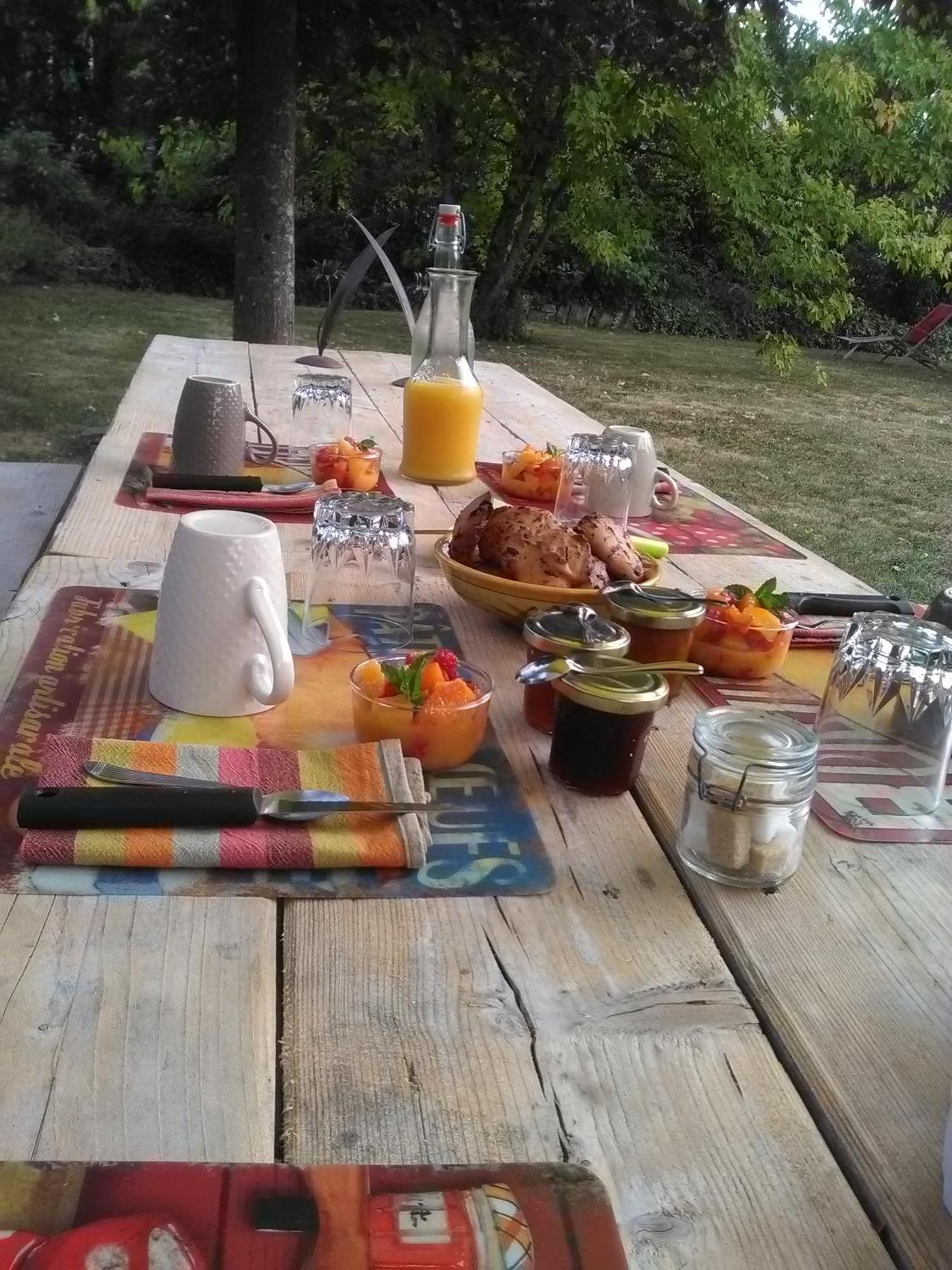 Sous Les Toits Bed & Breakfast Dosches Екстериор снимка